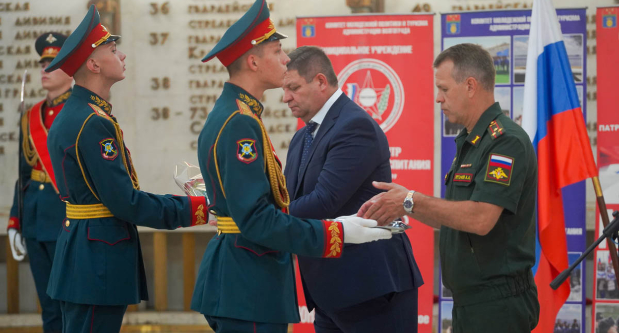 Ордена Мужества на врученные семьям погибших на Украине военных из Волгограда. Фото https://bloknot-volgograd.ru/news/slezy-muzhchiny-pod-gimn-rossii-v-volgograde-pered Ордена Мужества на врученные семьям погибших на Украине военных из Волгограда. Фото https://bloknot-volgograd.ru/news/slezy-muzhchiny-pod-gimn-rossii-v-volgograde-pered
