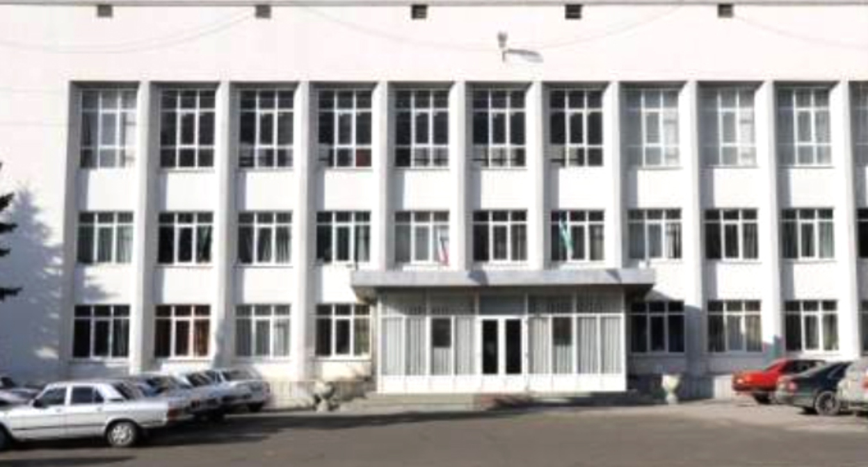 Здание администрации Эльбрусского района. Фото https://www.riakchr.ru/v-elbrusskom-rajone-kbr-novyim-glavoj-administraczii-stala-zuxra-ulbasheva/ Здание администрации Эльбрусского района. Фото https://www.riakchr.ru/v-elbrusskom-rajone-kbr-novyim-glavoj-administraczii-stala-zuxra-ulbasheva/