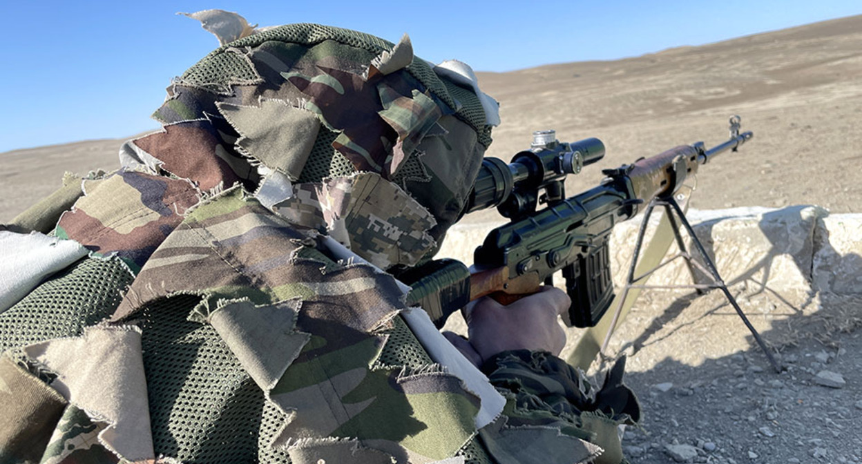 Азербайджанский военнослужащий во время учений. Фото: пресс-служба Минобороны Азербайджана https://mod.gov.az/ru/news/zavershen-kurs-po-snajperskoj-podgotovke-40756.html Азербайджанский военнослужащий во время учений. Фото: пресс-служба Минобороны Азербайджана https://mod.gov.az/ru/news/zavershen-kurs-po-snajperskoj-podgotovke-40756.html
