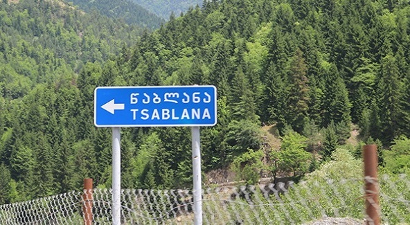 Указатель на село Цаблана. Фото с сайта газеты "Батумилеби", https://ru.netgazeti.ge/6380/ Указатель на село Цаблана. Фото с сайта газеты "Батумилеби", https://ru.netgazeti.ge/6380/