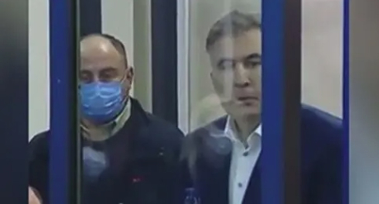 Михаил Саакашвили в зале суда. Кадр видео РЕН ТВ https://ren.tv/news/v-mire/909370-saakashvili-iz-zala-suda-prizval-storonnikov-prodolzhat-protesty Михаил Саакашвили в зале суда. Кадр видео РЕН ТВ https://ren.tv/news/v-mire/909370-saakashvili-iz-zala-suda-prizval-storonnikov-prodolzhat-protesty