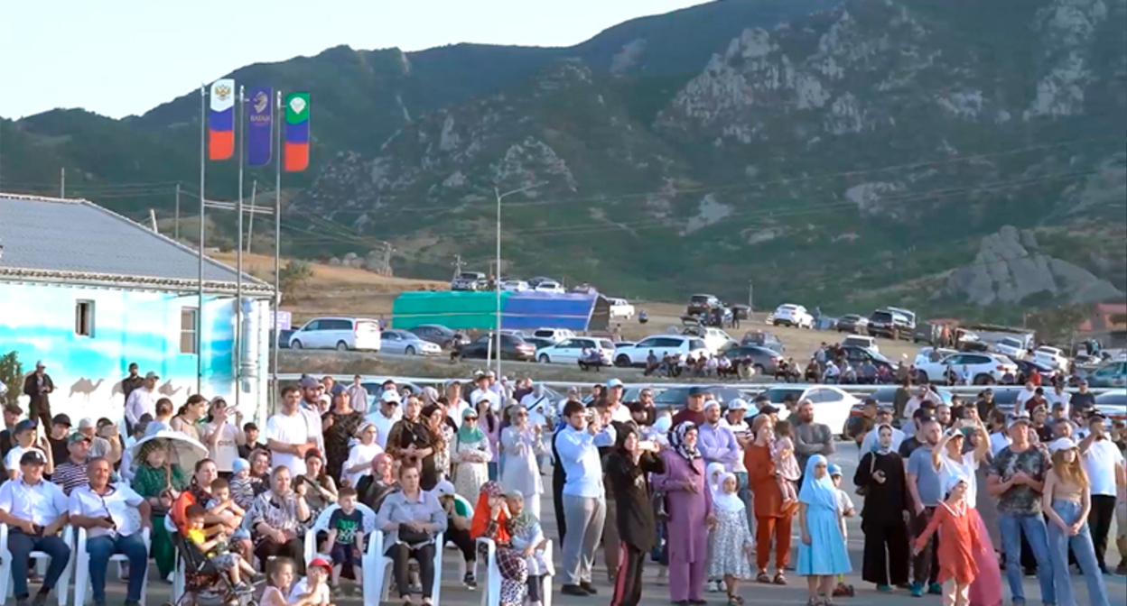 Зрители на праздновании Курбан-байрама в Махачкале. Фото https://islamdag.ru/news/2022-07-12/v-mahachkale-masshtabno-otmetili-prazdnik-kurban-bayram Зрители на праздновании Курбан-байрама в Махачкале. Фото https://islamdag.ru/news/2022-07-12/v-mahachkale-masshtabno-otmetili-prazdnik-kurban-bayram