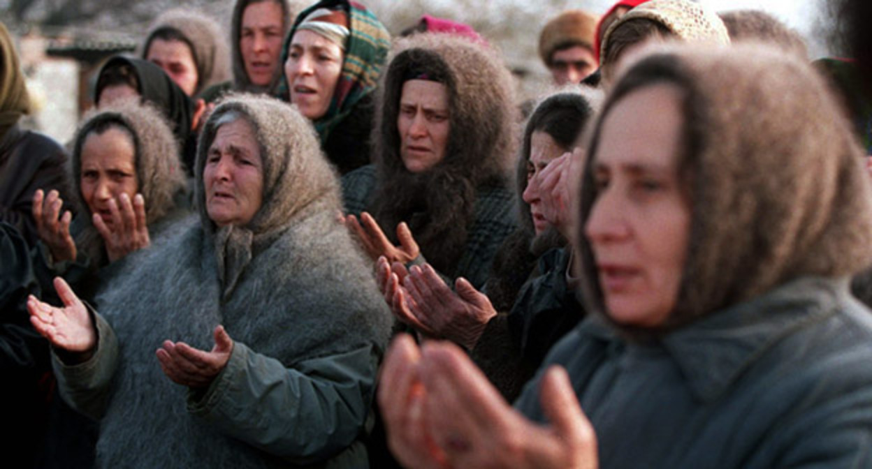 Чеченские женщины молятся в Грозном, декабрь 1994 года. Фото:
Evstafiev https://ru.wikipedia.org Чеченские женщины молятся в Грозном, декабрь 1994 года. Фото:
Evstafiev https://ru.wikipedia.org