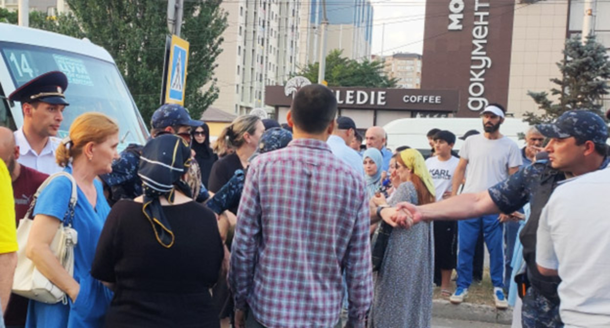 Сотрудники полиции на месте, где было перекрыто движение в Редукторном поселке. 18 июля 2022 г. Фото Расула Магомедова для "Кавказского узла" Сотрудники полиции на месте, где было перекрыто движение в Редукторном поселке. 18 июля 2022 г. Фото Расула Магомедова для "Кавказского узла"