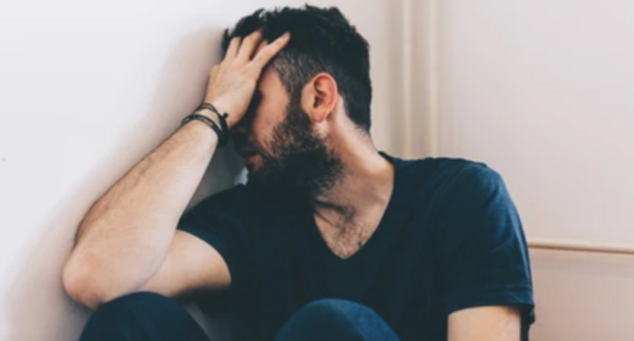 Пациент клиники снятия зависимости, фото: https://www.shutterstock.com/ru/image-photo/sad-young-man-sitting-corner-room-474370996 Пациент клиники снятия зависимости, фото: https://www.shutterstock.com/ru/image-photo/sad-young-man-sitting-corner-room-474370996