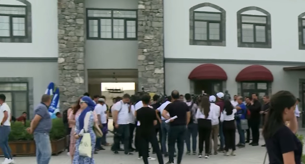 Село Агалы Зангиланского района. Кадр видео CBC TV Azerbaijan
https://www.youtube.com/watch?time_continue=63&v=RDJYSuejekA&feature=emb_logo Село Агалы Зангиланского района. Кадр видео CBC TV Azerbaijan
https://www.youtube.com/watch?time_continue=63&v=RDJYSuejekA&feature=emb_logo