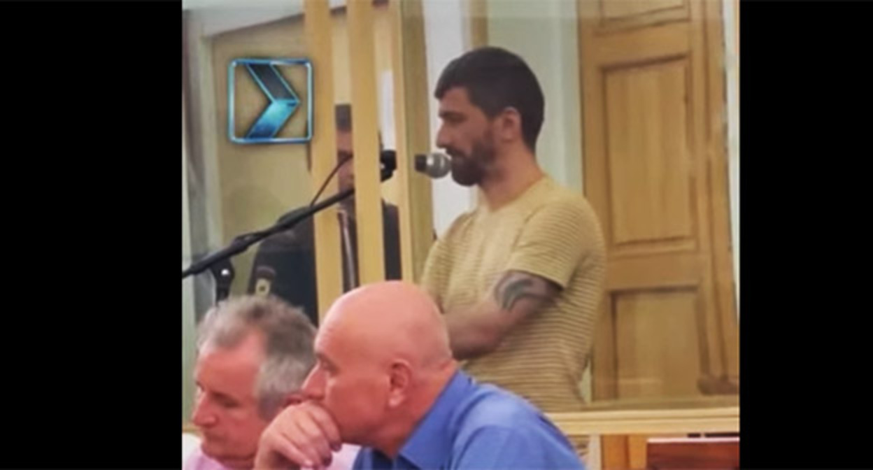 Вадим Чельдиев в зале суда. 7 июля 2022 г. Кадр видео E-Osetia https://www.youtube.com/watch?v=bGNdzRA_1tw Вадим Чельдиев в зале суда. 7 июля 2022 г. Кадр видео E-Osetia https://www.youtube.com/watch?v=bGNdzRA_1tw