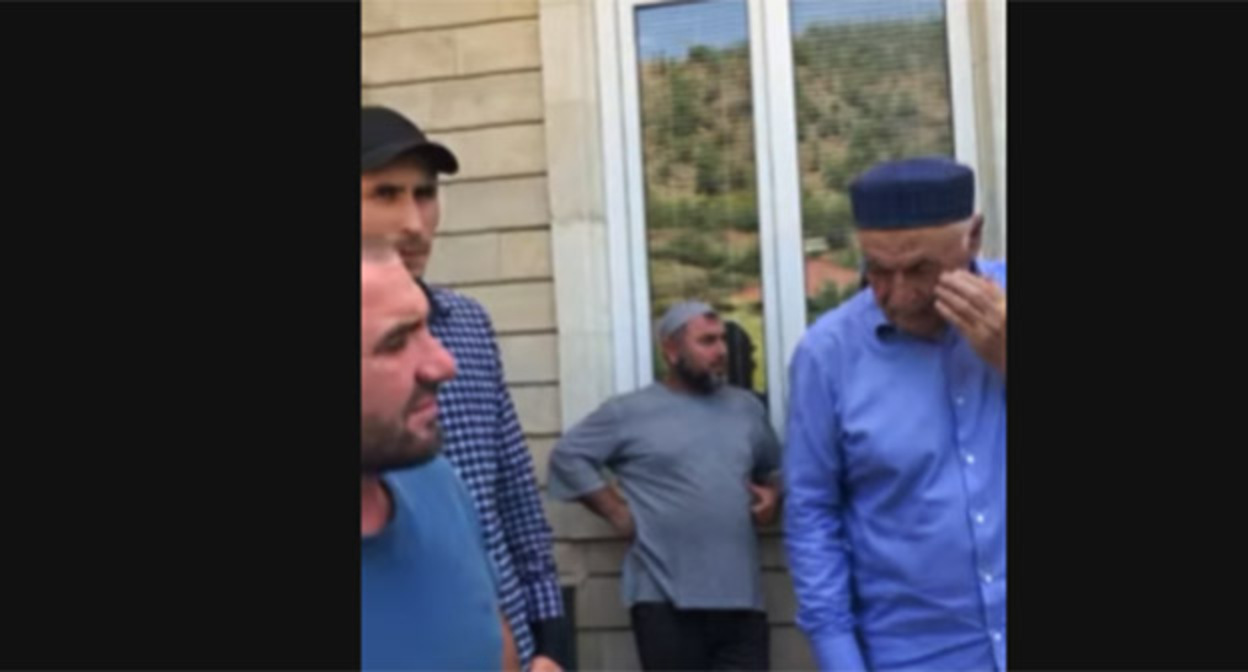 Жители дагестанских сел, попавших в зону затопления из-за ввода Ирганайской ГЭС. Cкриншот видео https://www.youtube.com/watch?v=QzkgJOTkY-s Жители дагестанских сел, попавших в зону затопления из-за ввода Ирганайской ГЭС. Cкриншот видео https://www.youtube.com/watch?v=QzkgJOTkY-s
