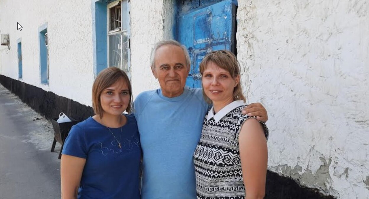 Дочь Юлия и адвокат Елена Вислобокова встретили Петра Парпулова на выходе из тюрьмы в Тамбове. Фото предоставлено "Кавказскому узлу" Юлией Парпуловой. Дочь Юлия и адвокат Елена Вислобокова встретили Петра Парпулова на выходе из тюрьмы в Тамбове. Фото предоставлено "Кавказскому узлу" Юлией Парпуловой.
