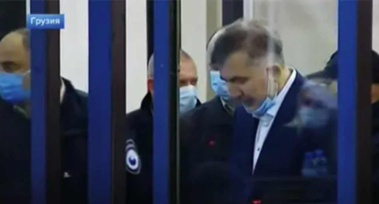 Михаил Саакашвили (справа) в зале суда. Скриншот видео "Новости на Первом канале" https://www.youtube.com/watch?v=jtb5QF28d6Q Михаил Саакашвили (справа) в зале суда. Скриншот видео "Новости на Первом канале" https://www.youtube.com/watch?v=jtb5QF28d6Q