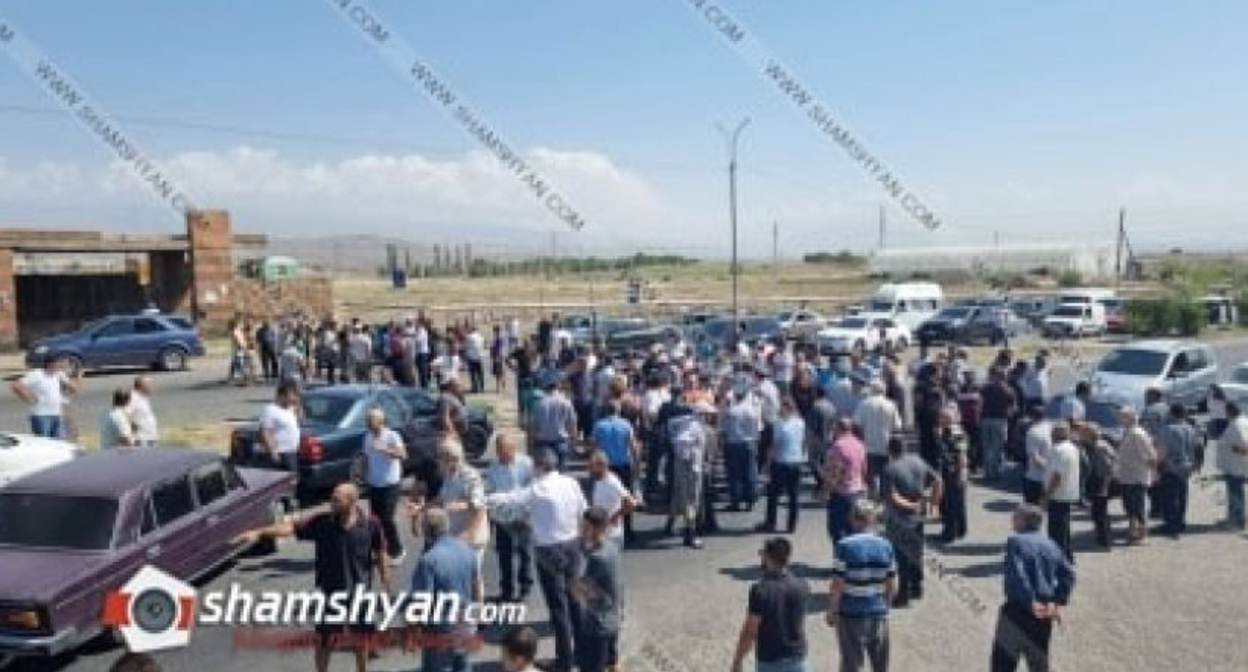 Жители села Акналич в Армавирской области Армении заблокировали сегодня трассу Ереван – Армавир. Фото https://news.am/rus/news/713034.html Жители села Акналич в Армавирской области Армении заблокировали сегодня трассу Ереван – Армавир. Фото https://news.am/rus/news/713034.html