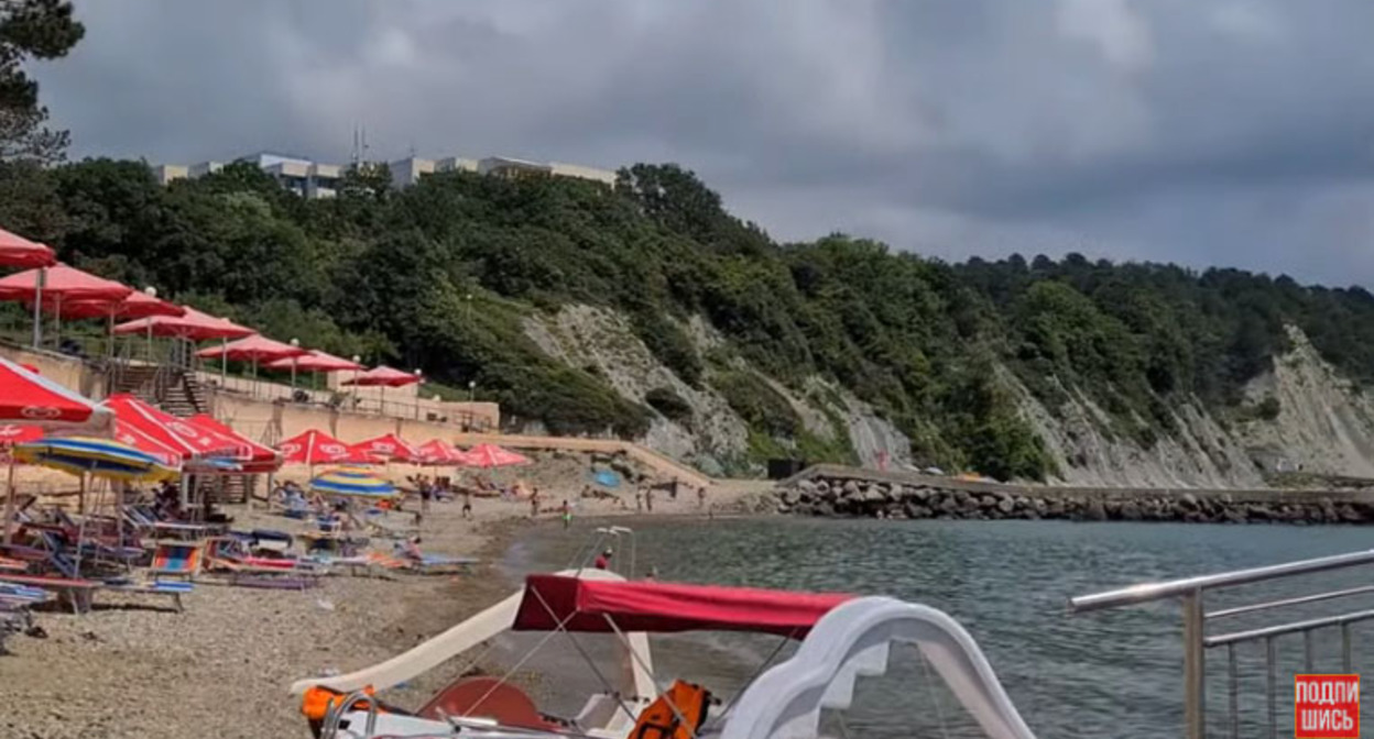 Пляж в Туапсе. Стоп-кадр из видео на странице https://www.youtube.com/watch?v=zgCt4XBGdHs Пляж в Туапсе. Стоп-кадр из видео на странице https://www.youtube.com/watch?v=zgCt4XBGdHs