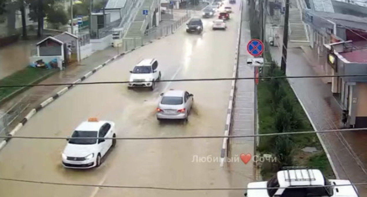 Подтопленная улица в Лазаревском районе Сочи. Стоп-кадр видео на странице https://www.youtube.com/watch?v=tRaimpdcAg4 Подтопленная улица в Лазаревском районе Сочи. Стоп-кадр видео на странице https://www.youtube.com/watch?v=tRaimpdcAg4
