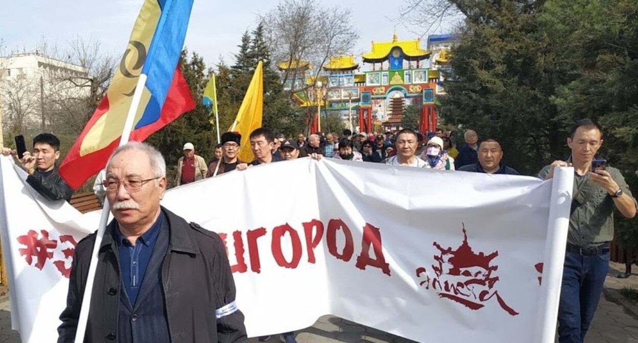 Семен Атеев возглавляет шествие в Элисте в защиту прав и интересов калмыцкого народа 14 марта 2020 года. Фото Бадмы Бюрчиева для "Кавказского узла" Семен Атеев возглавляет шествие в Элисте в защиту прав и интересов калмыцкого народа 14 марта 2020 года. Фото Бадмы Бюрчиева для "Кавказского узла"