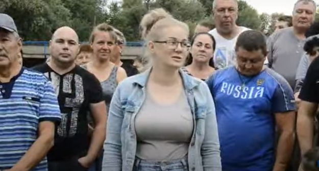Жители Сасыколи, стоп кадр видео YouTube-канале "Блокнот Астрахань" https://www.youtube.com/watch?v=YGDy5RoP130 Жители Сасыколи, стоп кадр видео YouTube-канале "Блокнот Астрахань" https://www.youtube.com/watch?v=YGDy5RoP130
