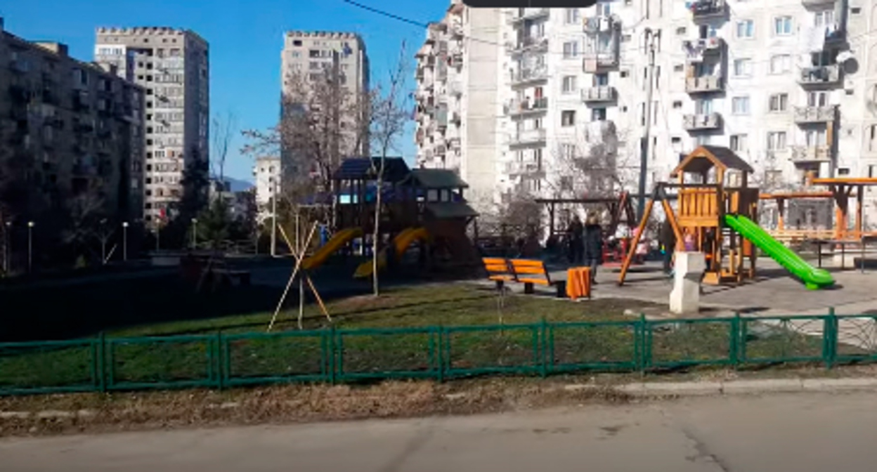Двор района Мухиани в Тбилиси. Кадр видео https://www.youtube.com/watch?v=FKqZ1BINJnc Двор района Мухиани в Тбилиси. Кадр видео https://www.youtube.com/watch?v=FKqZ1BINJnc
