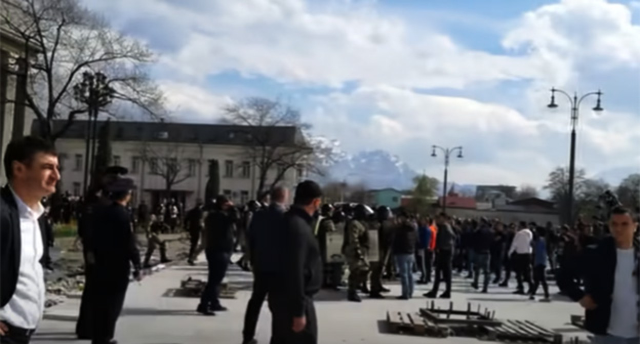 Вадима Чельдиева следствие считало инициатором митинга противников самоизоляции, который прошел во Владикавказе 20 апреля 2020 года и закончился массовыми беспорядками. Скриншот видео "Кавказского узла" https://www.youtube.com/watch?v=jHLL3xggnSY Вадима Чельдиева следствие считало инициатором митинга противников самоизоляции, который прошел во Владикавказе 20 апреля 2020 года и закончился массовыми беспорядками. Скриншот видео "Кавказского узла" https://www.youtube.com/watch?v=jHLL3xggnSY