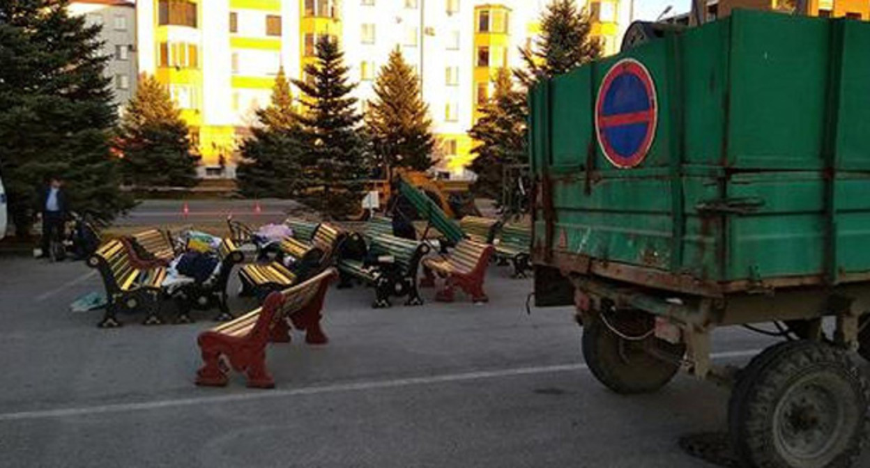 Площадь в Магасе. Октябрь 2018 г. Фото: https://memohrc.org/ru/monitorings/protestuyushchie-pokinuli-ploshchad-v-magase *АСПРОСТРАНЕНО ИНОСТРАННЫМ СРЕДСТВОМ МАССОВОЙ ИНФОРМАЦИИ, ВЫПОЛНЯЮЩИМ ФУНКЦИИ ИНОСТРАННОГО АГЕНТА, И (ИЛИ) РОССИЙСКИМ ЮРИДИЧЕСКИМ ЛИЦОМ, ВЫПОЛНЯЮЩИМ ФУНКЦИИ ИНОСТРАННОГО АГЕНТА. Площадь в Магасе. Октябрь 2018 г. Фото: https://memohrc.org/ru/monitorings/protestuyushchie-pokinuli-ploshchad-v-magase *АСПРОСТРАНЕНО ИНОСТРАННЫМ СРЕДСТВОМ МАССОВОЙ ИНФОРМАЦИИ, ВЫПОЛНЯЮЩИМ ФУНКЦИИ ИНОСТРАННОГО АГЕНТА, И (ИЛИ) РОССИЙСКИМ ЮРИДИЧЕСКИМ ЛИЦОМ, ВЫПОЛНЯЮЩИМ ФУНКЦИИ ИНОСТРАННОГО АГЕНТА.