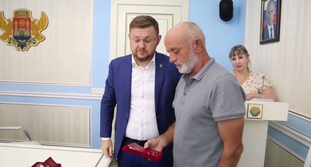 Вручение орденов Мужества родным погибших на Украине жителей Махачкалы. Стоп-кадр из видео https://t.me/salmandadaev/1100 Вручение орденов Мужества родным погибших на Украине жителей Махачкалы. Стоп-кадр из видео https://t.me/salmandadaev/1100