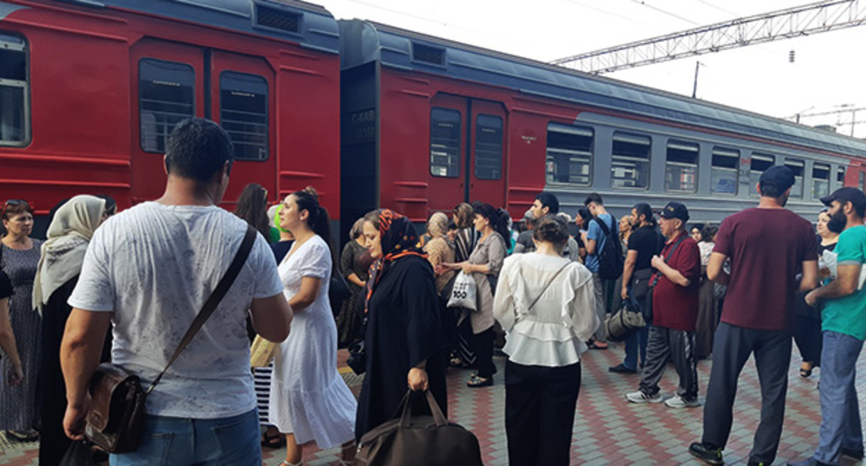 Пассажиры на железнодорожном вокзале. Фото Олега Ионова для "Кавказского узла" Пассажиры на железнодорожном вокзале. Фото Олега Ионова для "Кавказского узла"