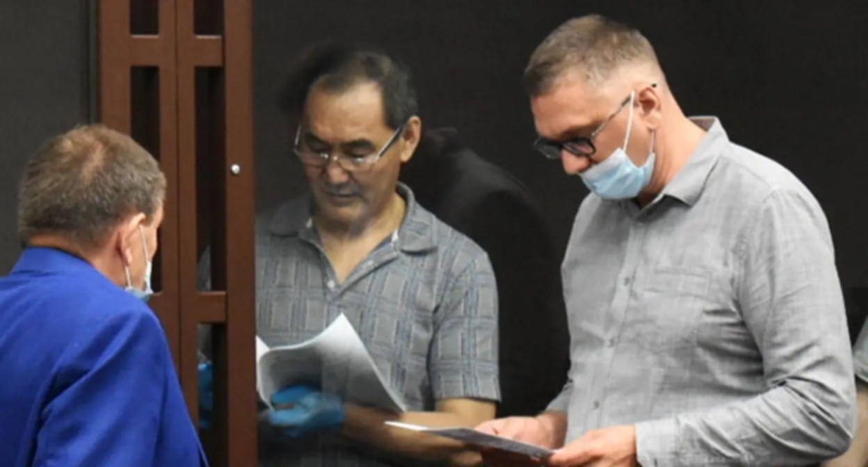 Михаил Музраев (в центре) общается с адвокатами. Фото Константина Волгина для "Кавказского узла" Михаил Музраев (в центре) общается с адвокатами. Фото Константина Волгина для "Кавказского узла"