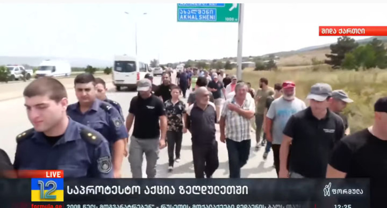 Жители Зегдулети на акции протеста. Стопкадр из видео на странице https://www.youtube.com/watch?v=cH0-waq8ilA Жители Зегдулети на акции протеста. Стопкадр из видео на странице https://www.youtube.com/watch?v=cH0-waq8ilA