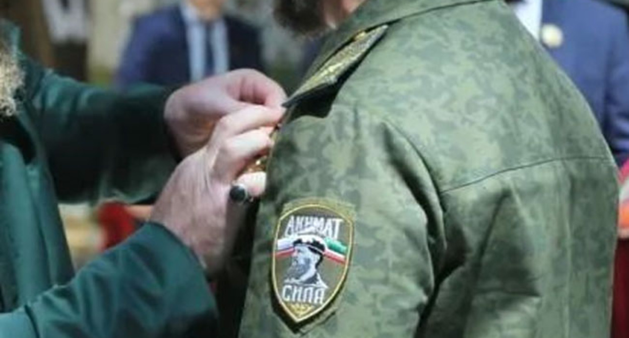 Шеврон с портретом Рамзана Кадырова на рукаве Апти Алаутдинова. Стопкадр из видео на в Telegram-канале ИА "Грозный Информ" https://t.me/groznyinform/13729 Шеврон с портретом Рамзана Кадырова на рукаве Апти Алаутдинова. Стопкадр из видео на в Telegram-канале ИА "Грозный Информ" https://t.me/groznyinform/13729