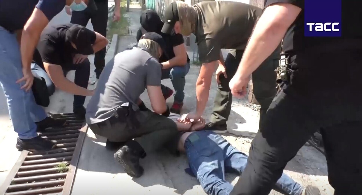 Задержание подозреваемого в подготовке теракта в Черкесске. Стопкадр из видео https://tass.ru/proisshestviya/15401633 Задержание подозреваемого в подготовке теракта в Черкесске. Стопкадр из видео https://tass.ru/proisshestviya/15401633