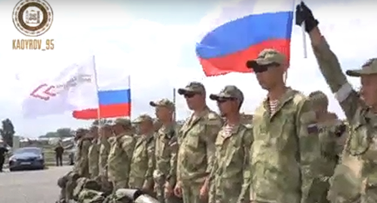 Очередная группа добровольцев в аэропорту Грозного перед отправкой в зону проведения специальной военной операции. Кадр видео https://vk.com/kadyr0v_95 Очередная группа добровольцев в аэропорту Грозного перед отправкой в зону проведения специальной военной операции. Кадр видео https://vk.com/kadyr0v_95