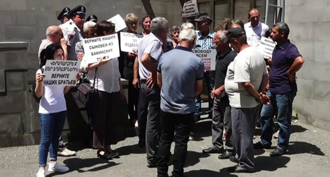Родные армянских пленных во время акции протеста. Июнь 2022 г. Фото "Armenia Today"https://armeniatoday.news/society-ru/494534/ Родные армянских пленных во время акции протеста. Июнь 2022 г. Фото "Armenia Today"https://armeniatoday.news/society-ru/494534/