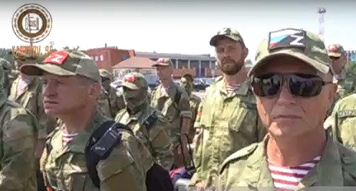 Добровольцы, которых подготовили военные инструкторы Российского университета спецназа, отправиляются для проведения спецоперации на Украину. Кадр видео https://vk.com/kadyr0v_95 Добровольцы, которых подготовили военные инструкторы Российского университета спецназа, отправиляются для проведения спецоперации на Украину. Кадр видео https://vk.com/kadyr0v_95
