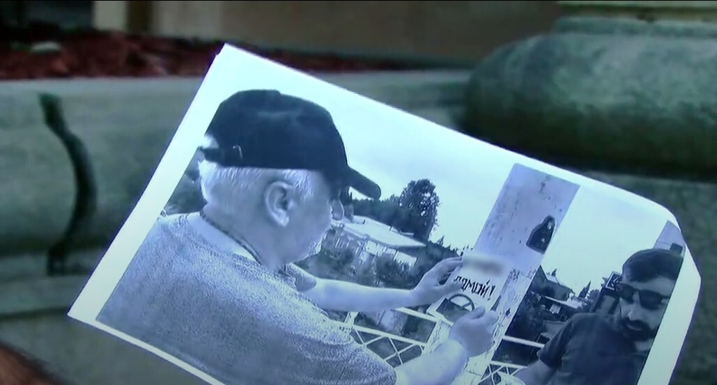 Фотографии, на которых активисты в Кутаиси расклеивают листовки 7 августа 2022 года. Стопкадр из видео https://mtavari.tv/news/95221-kutaisis-meriam-putini-okupantia-s-stikerebis Фотографии, на которых активисты в Кутаиси расклеивают листовки 7 августа 2022 года. Стопкадр из видео https://mtavari.tv/news/95221-kutaisis-meriam-putini-okupantia-s-stikerebis