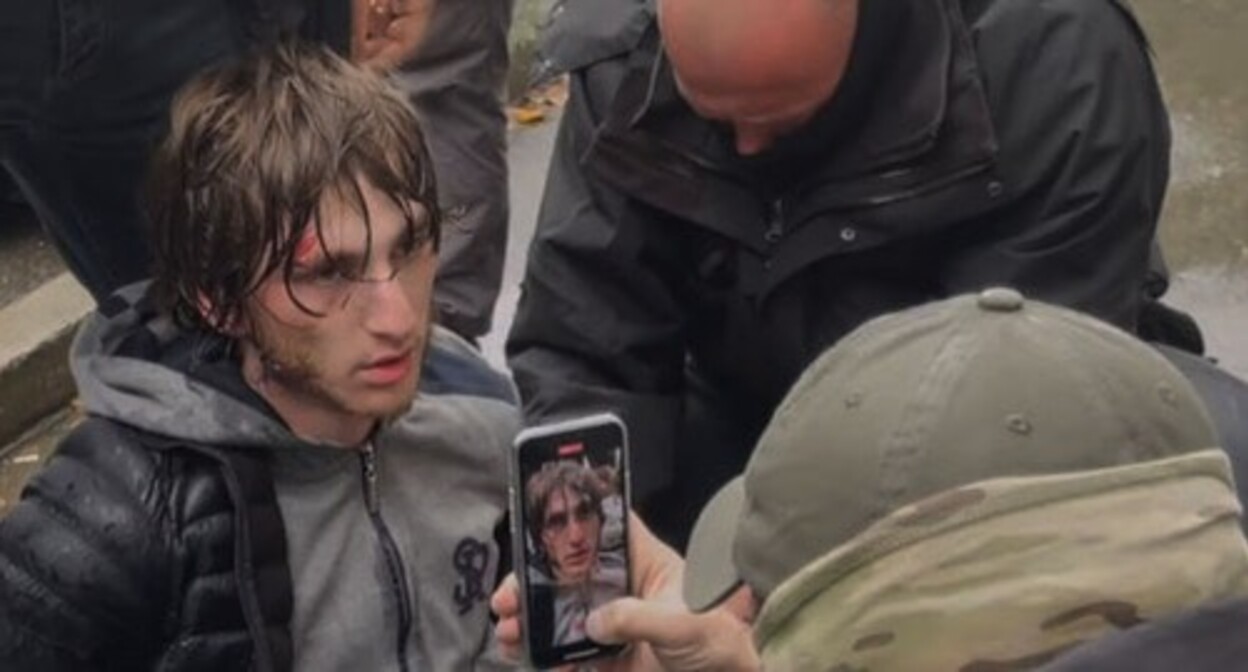 Задержание предполагаемого террориста в Черкесске. Скриншот видео https://www.youtube.com/watch?v=IsLGr8anVKw Задержание предполагаемого террориста в Черкесске. Скриншот видео https://www.youtube.com/watch?v=IsLGr8anVKw