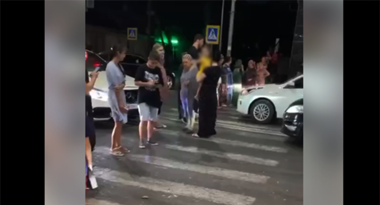 Жители улицы Ярагского в Махачкале перекрыли улицу. Скриншот видео https://t.me/mandat_mahaeva/5065 Жители улицы Ярагского в Махачкале перекрыли улицу. Скриншот видео https://t.me/mandat_mahaeva/5065