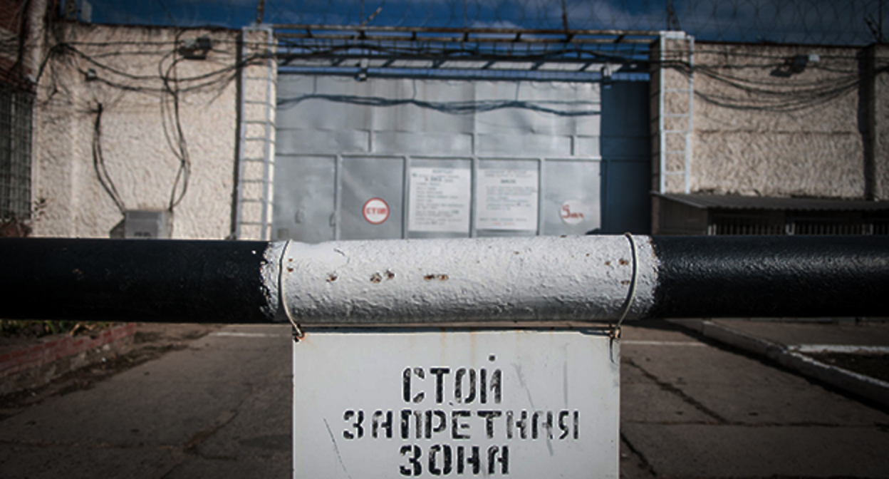 Предупреждающая табличка перед входом в колонию. Фото: Елена Синеок, ЮГА.ру Предупреждающая табличка перед входом в колонию. Фото: Елена Синеок, ЮГА.ру