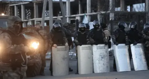 Силовики в Магасе. Кадр из трейлера фильма "Доазув" (Граница). Кадр видео www.youtube.com/watch?v=XUVjOvRGS_
