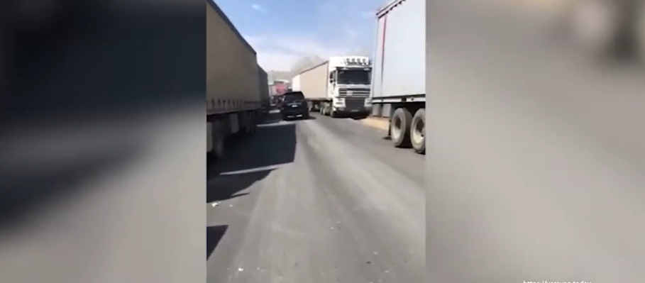 Акция протеста водителей большегрузов. Стоп-кадр видео, опубликованного на сайте Yerevan.Today 22.08.22, https://ru.yerevan.today/87262 Акция протеста водителей большегрузов. Стоп-кадр видео, опубликованного на сайте Yerevan.Today 22.08.22, https://ru.yerevan.today/87262