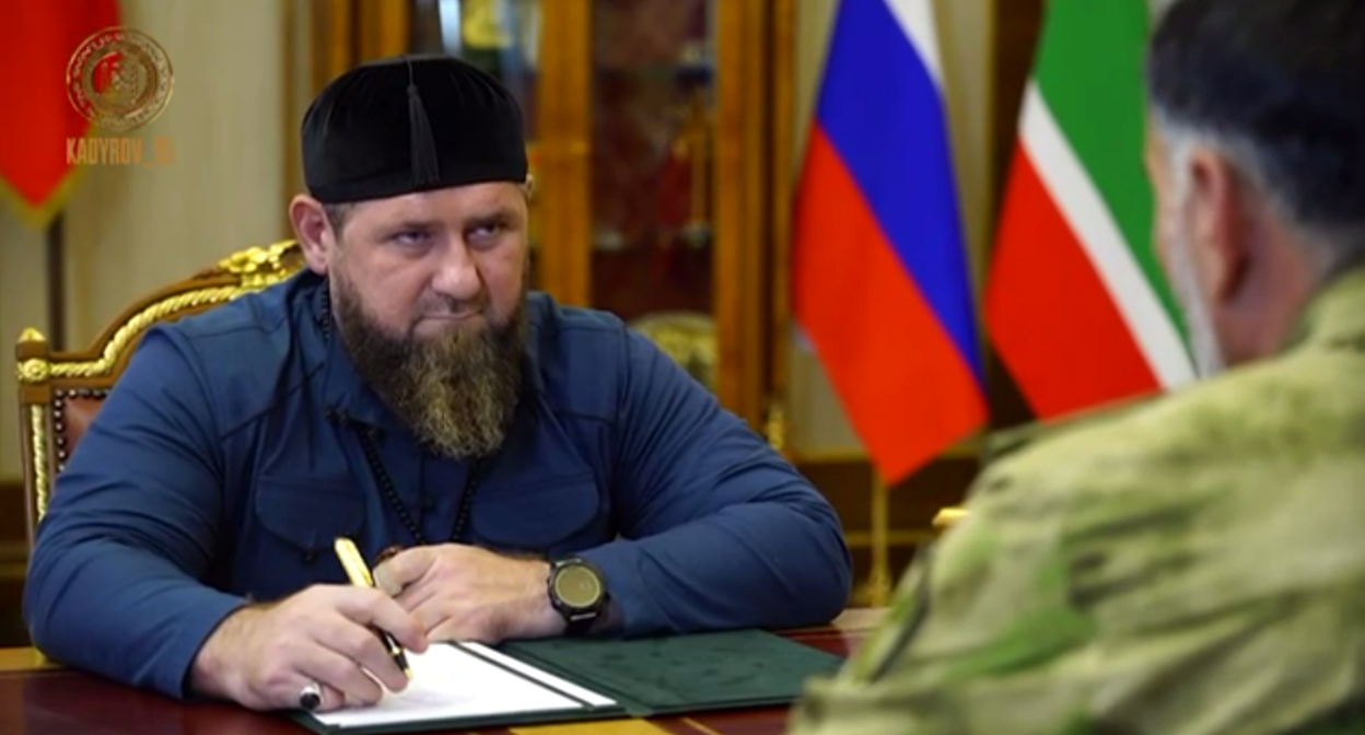 Рамзан Кадыров на встрече с Алибеком Делимхановым. Стоп-кадр видео, опубликованного в Telegram-канале Кадырова 20.08.22, https://t.me/RKadyrov_95/2716 Рамзан Кадыров на встрече с Алибеком Делимхановым. Стоп-кадр видео, опубликованного в Telegram-канале Кадырова 20.08.22, https://t.me/RKadyrov_95/2716