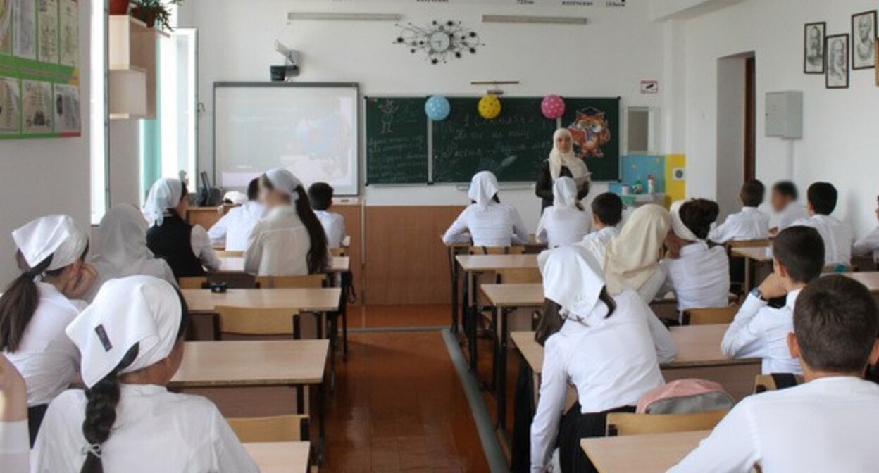 Урок в чеченской школе. Фото: https://onf.ru/2018/09/04/v-shkolah-chechni-po-iniciative-narodnogo-fronta-proshla-akciya-urok-rossii/
© onf.ru Урок в чеченской школе. Фото: https://onf.ru/2018/09/04/v-shkolah-chechni-po-iniciative-narodnogo-fronta-proshla-akciya-urok-rossii/
© onf.ru