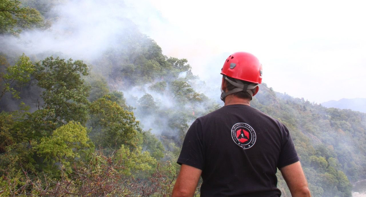 Спасатель на месте лесного пожара в Боржоми. Фото Emergency Management Service https://www.newsgeorgia.ge/chto-proishodit-v-borzhomi-gde-chetvertye-sutki-tushat-lesnoj-pozhar/ Спасатель на месте лесного пожара в Боржоми. Фото Emergency Management Service https://www.newsgeorgia.ge/chto-proishodit-v-borzhomi-gde-chetvertye-sutki-tushat-lesnoj-pozhar/