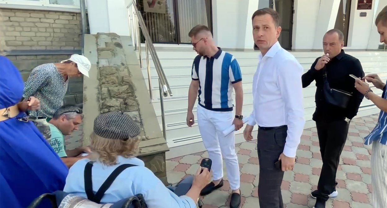 Встреча с чиновниками жителей домов, расположенных вблизи от мусорного полигона. Фото Светланы Кравченко для "Кавказского узла" Встреча с чиновниками жителей домов, расположенных вблизи от мусорного полигона. Фото Светланы Кравченко для "Кавказского узла"