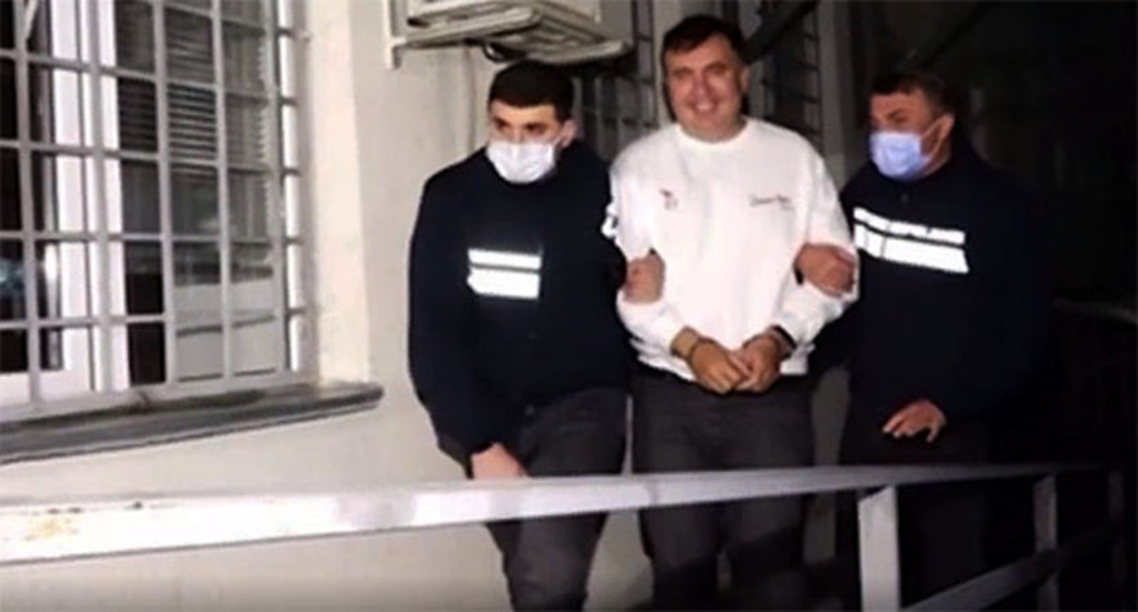 Михаил Саакашвили (в центре). Скриншот https://www.dw.com/ru/kak-arest-saakashvili-povlijal-na-rezultat-vyborov-v-gruzii/video-59404037 Михаил Саакашвили (в центре). Скриншот https://www.dw.com/ru/kak-arest-saakashvili-povlijal-na-rezultat-vyborov-v-gruzii/video-59404037