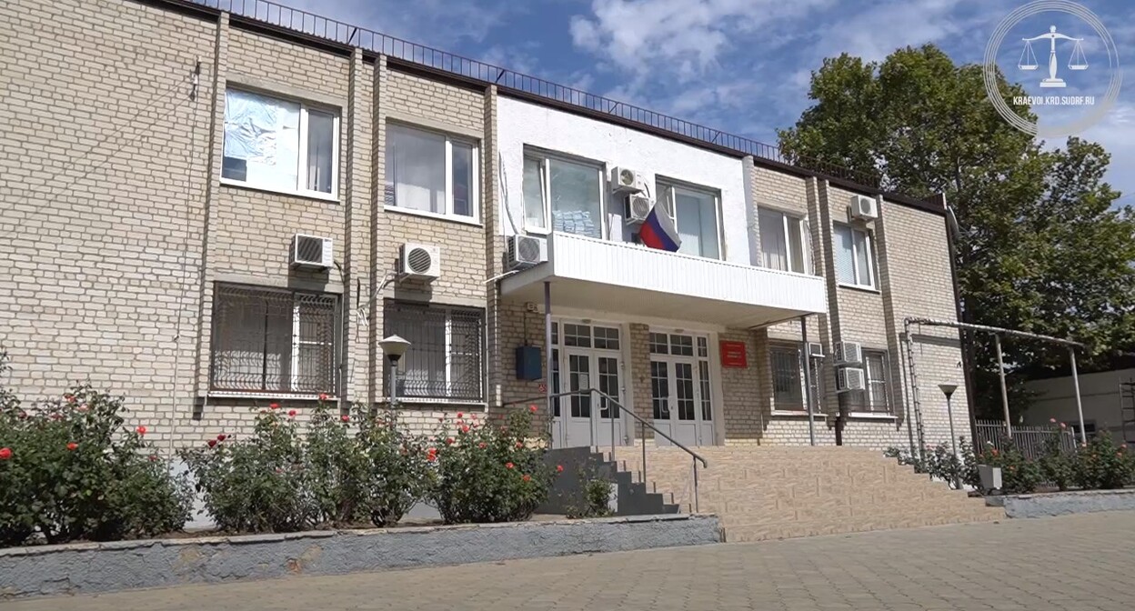 Здание Темрюкского райсуда. Стопкадр из видео https://www.youtube.com/watch?v=ik7cy3q-3Ag Здание Темрюкского райсуда. Стопкадр из видео https://www.youtube.com/watch?v=ik7cy3q-3Ag