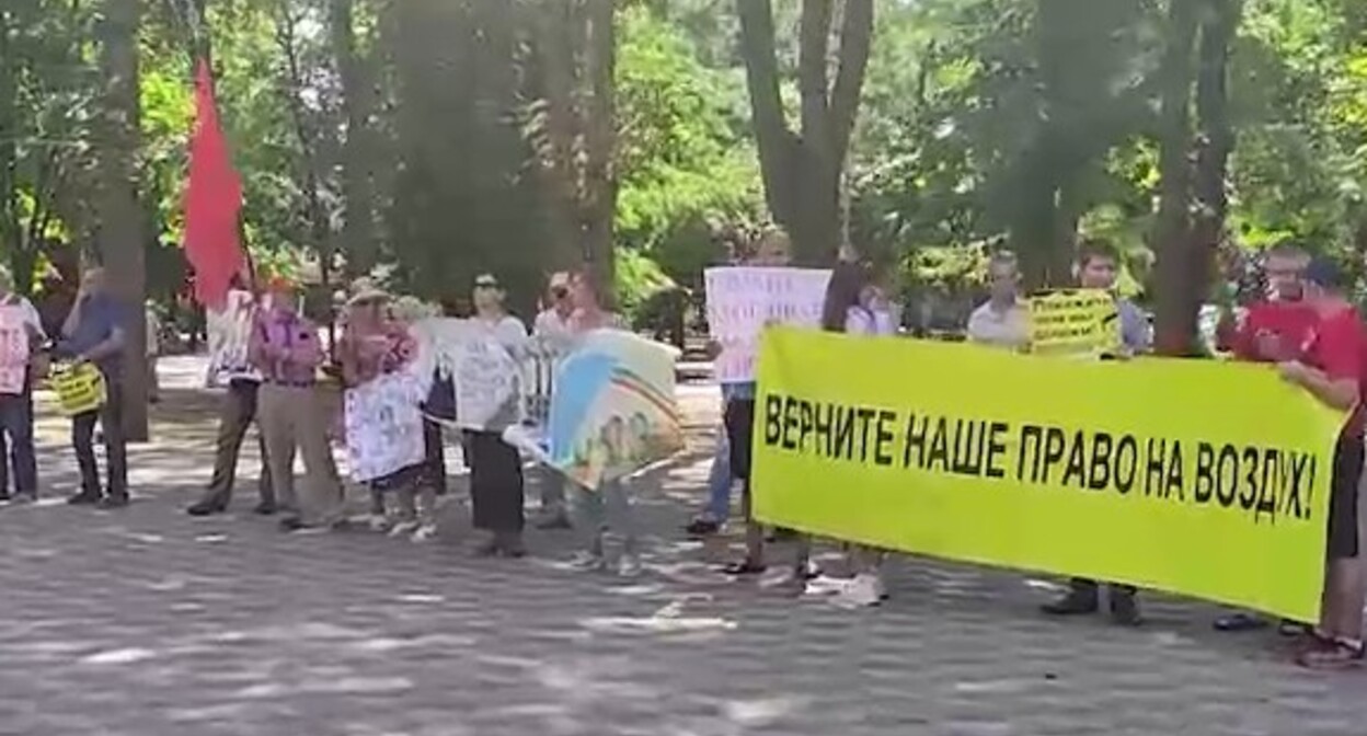 Пикет в Ростове-на-Дону против бездействия надзорных органов по ситуации с загрязнением воздуха, 14 августа 2022 года https://t.me/don_mash/2602 Пикет в Ростове-на-Дону против бездействия надзорных органов по ситуации с загрязнением воздуха, 14 августа 2022 года https://t.me/don_mash/2602