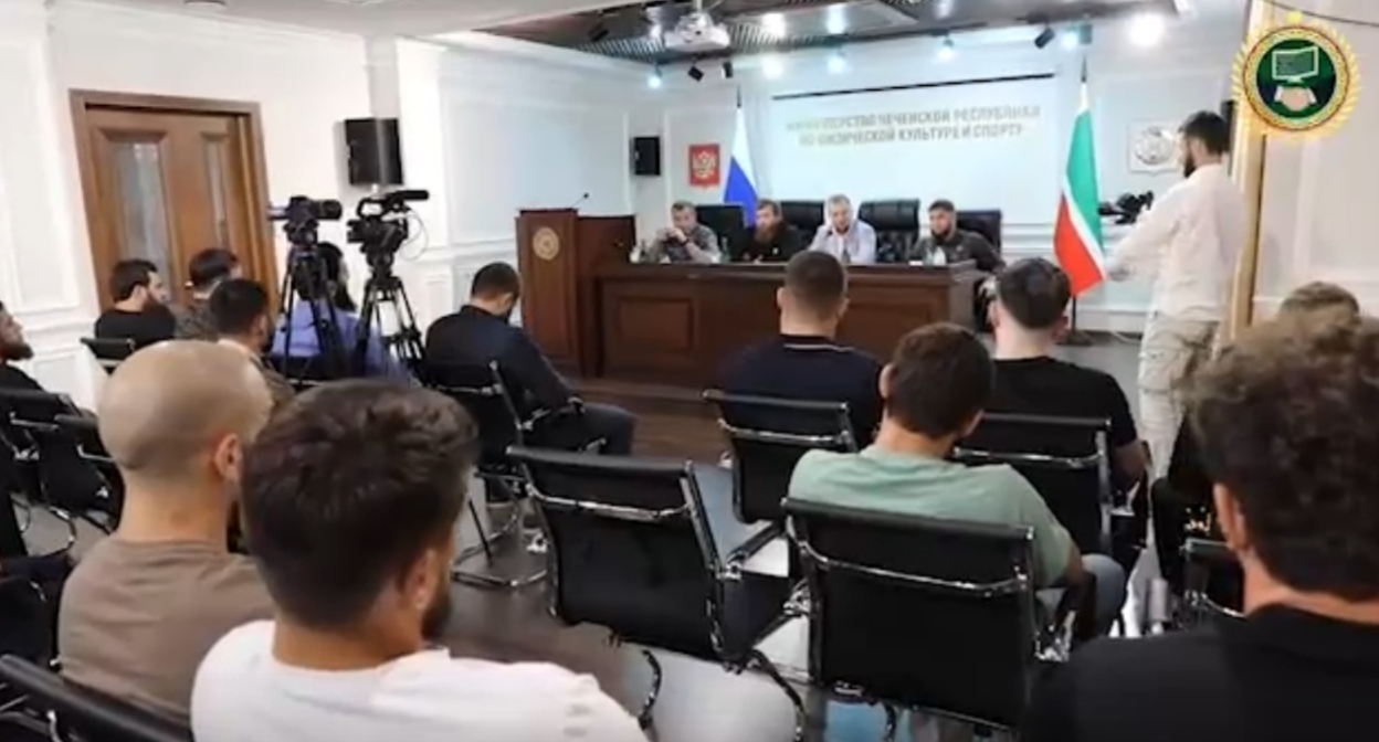 Чеченские спортсмены на встрече с представителями властей. Кадр видео из Telegram-канала министра по нацполитике Чечни Ахмеда Дудаева https://t.me/akhmeddudaev/814 Чеченские спортсмены на встрече с представителями властей. Кадр видео из Telegram-канала министра по нацполитике Чечни Ахмеда Дудаева https://t.me/akhmeddudaev/814