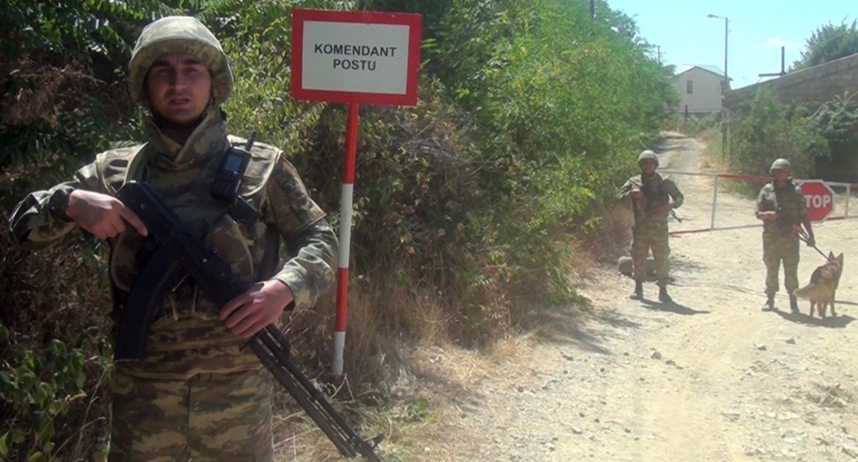 Сотрудники военной полиции в Лачинском коридоре. Фото пресс-службы Минобороны Азербайджана https://mod.gov.az/az/news/lacin-seheri-zabux-ve-sus-kendlerinde-herbi-polisin-xidmeti-fealiyyeti-teskil-edilib-video-41692.html Сотрудники военной полиции в Лачинском коридоре. Фото пресс-службы Минобороны Азербайджана https://mod.gov.az/az/news/lacin-seheri-zabux-ve-sus-kendlerinde-herbi-polisin-xidmeti-fealiyyeti-teskil-edilib-video-41692.html