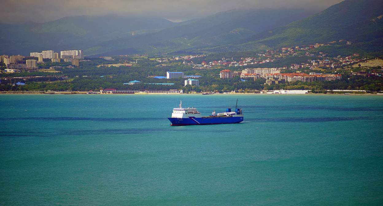 Вид на Геленджик. Фото Кирилл Лубнин https://commons.wikimedia.org/wiki/Category:Gelendzhik#/media/File:-_panoramio_(8002).jpg Вид на Геленджик. Фото Кирилл Лубнин https://commons.wikimedia.org/wiki/Category:Gelendzhik#/media/File:-_panoramio_(8002).jpg