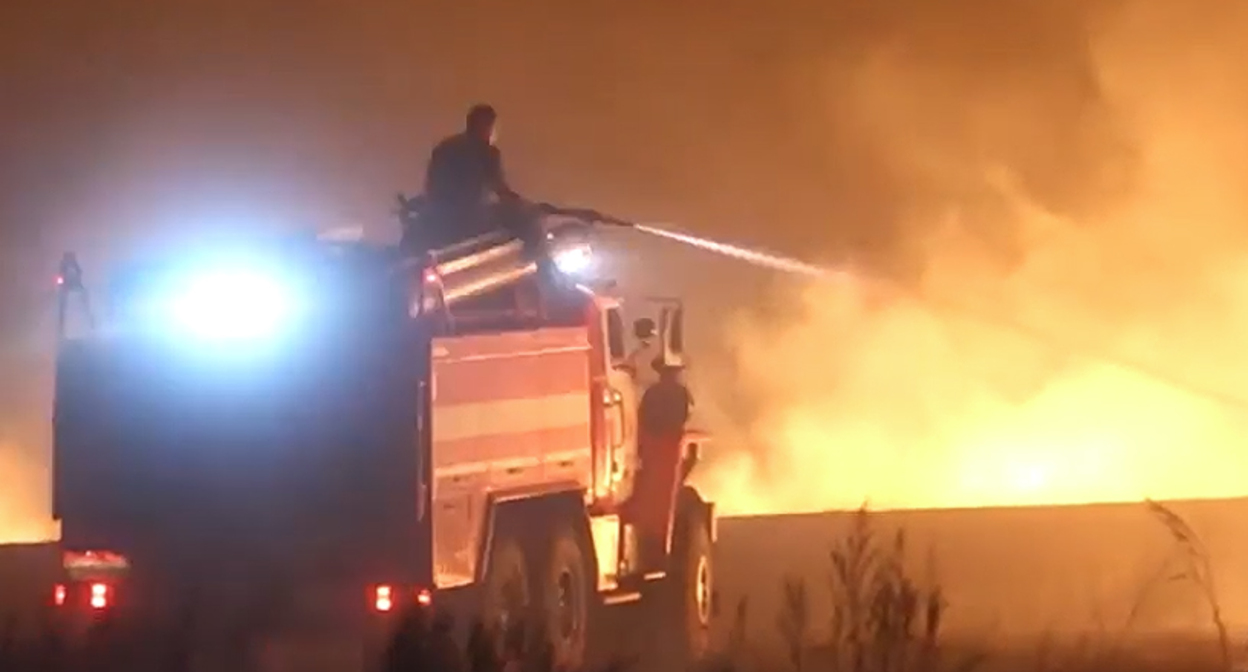 Ликвидация возгорания в Волгоградской области. Кадр видео пресс-службы МЧС Ликвидация возгорания в Волгоградской области. Кадр видео пресс-службы МЧС