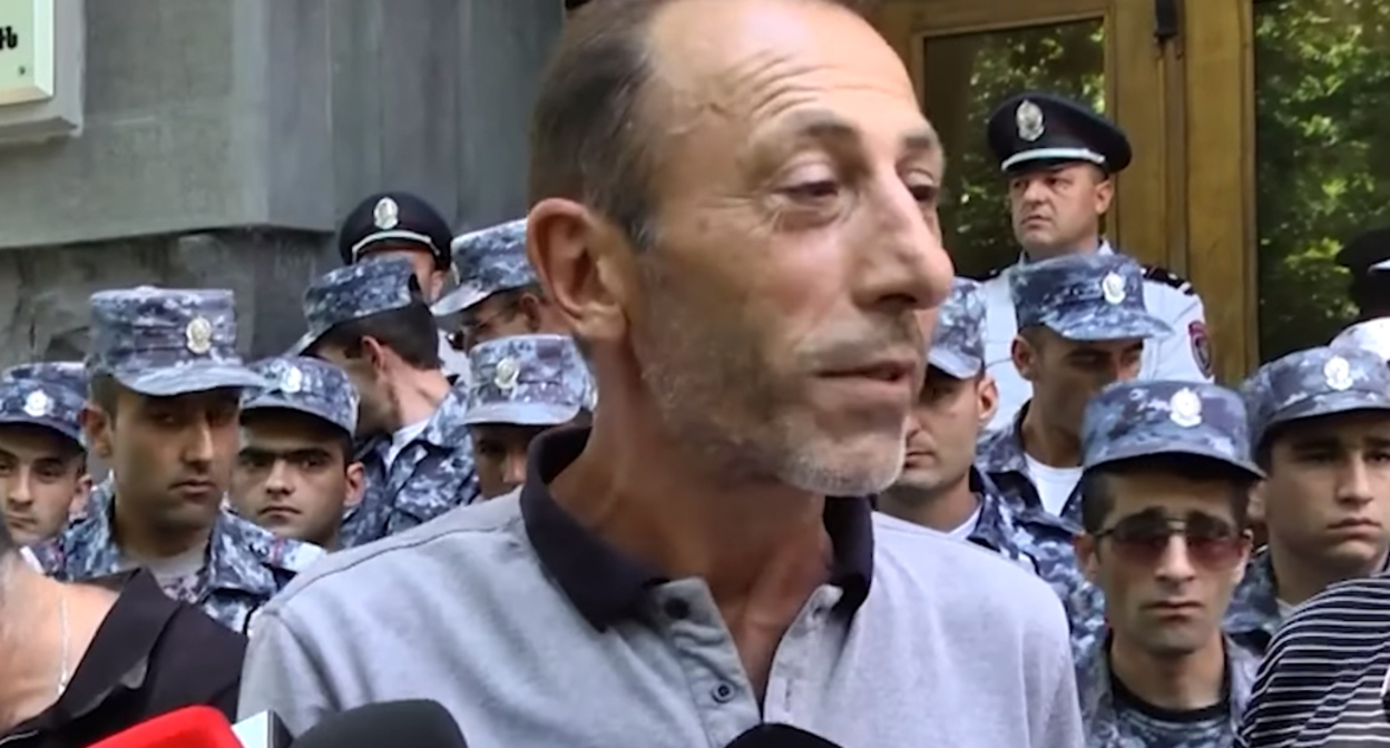 Родители армянских солдат, погибших в карабахской войне 2020 года, около здания Генпрокуратуры Армении, июль 2022 года. Кадр видео Baku TV | RU
https://www.youtube.com/watch?v=6v-aTFwQ7Ac&t=1s Родители армянских солдат, погибших в карабахской войне 2020 года, около здания Генпрокуратуры Армении, июль 2022 года. Кадр видео Baku TV | RU
https://www.youtube.com/watch?v=6v-aTFwQ7Ac&t=1s