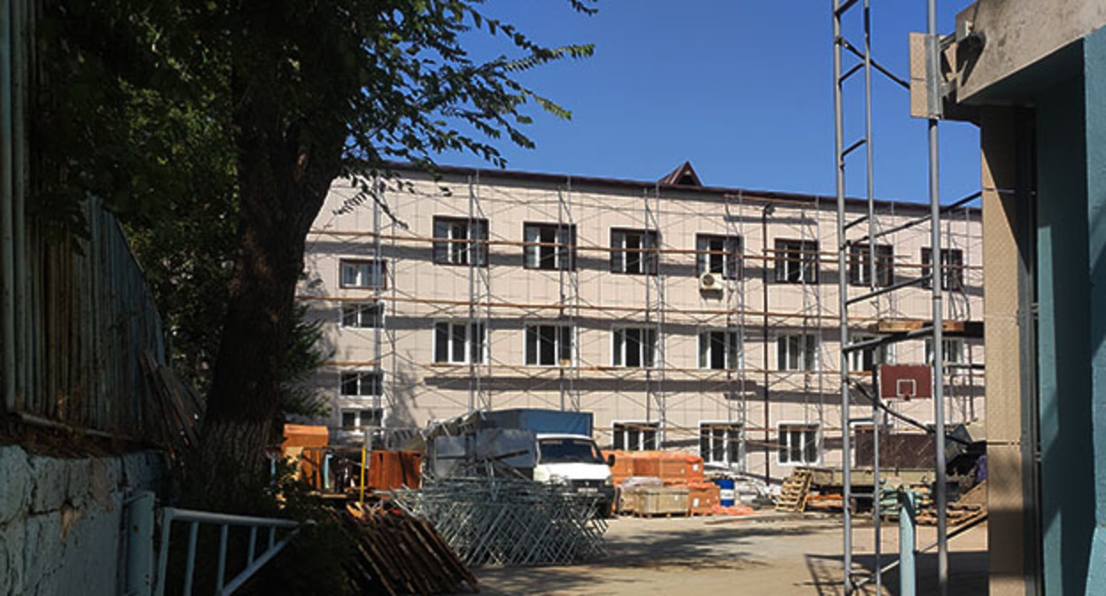 Ремонтные работы в лицее №3 в Махачкале. 17 августа 2022г. Фото Расула Магомедова для «Кавказского узла» Ремонтные работы в лицее №3 в Махачкале. 17 августа 2022г. Фото Расула Магомедова для «Кавказского узла»